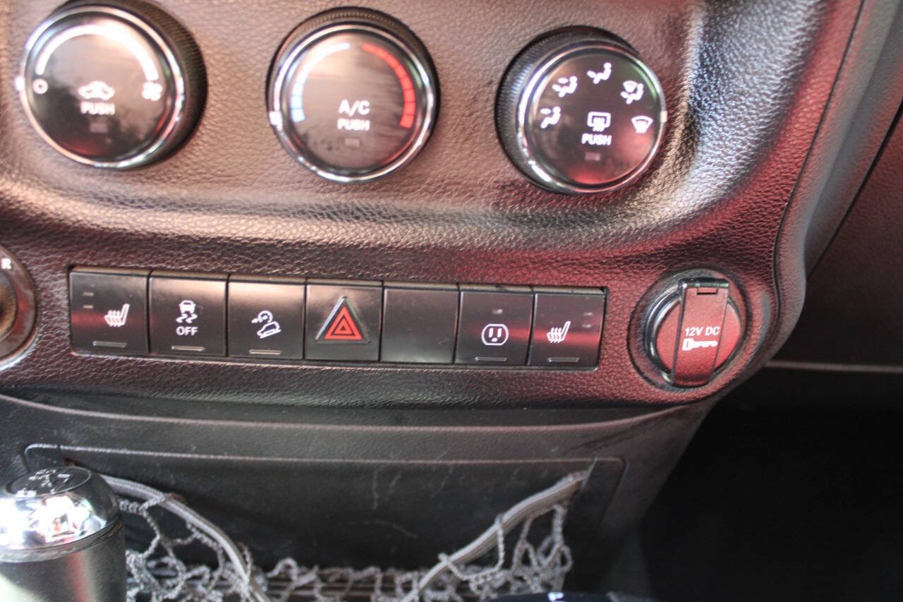 Used 2013 Jeep Wrangler Unlimited Rubicon AWD/4WD image 34