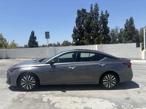 Used 2025 Nissan Altima 2.5 SV FWD image 39