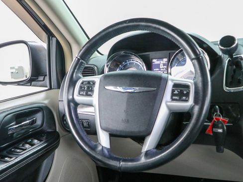 Used 2016 Chrysler Town & Country Touring FWD image 12