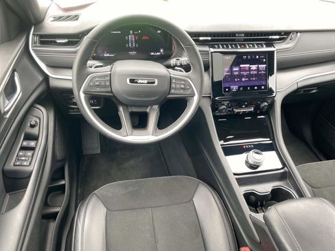 Certified 2025 Jeep Grand Cherokee Altitude image 19