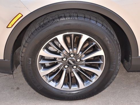 Used 2022 Lincoln Nautilus FWD w/ Premium Package image 37