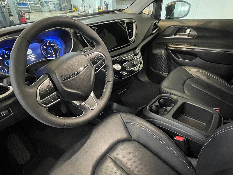 Used 2026 Chrysler Pacifica Select FWD image 8