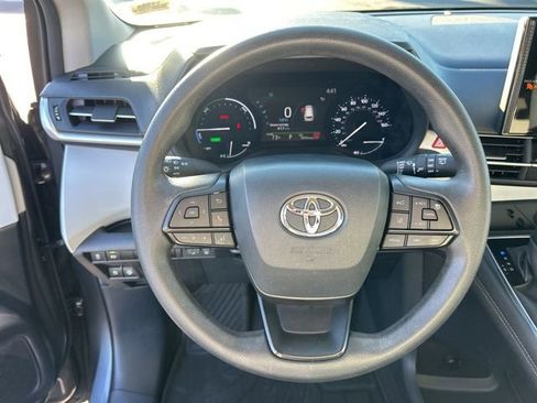Used 2025 Toyota Sienna LE image 20