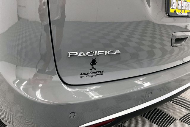 Used 2025 Chrysler Pacifica Select FWD image 9