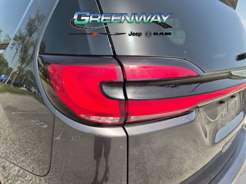 Used 2023 Chrysler Pacifica Touring-L FWD image 6
