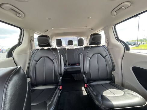 Used 2024 Chrysler Pacifica Touring-L AWD/4WD image 12
