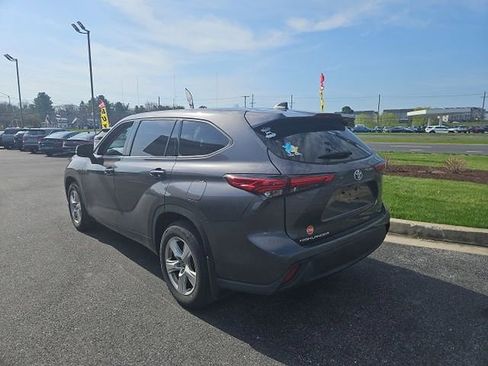 Used 2022 Toyota Highlander L image 2