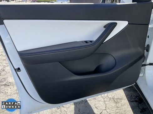 Used 2021 Tesla Model Y Long Range image 22