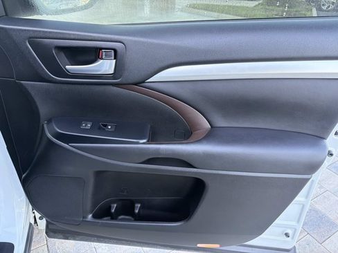 Used 2018 Toyota Highlander XLE FWD image 17