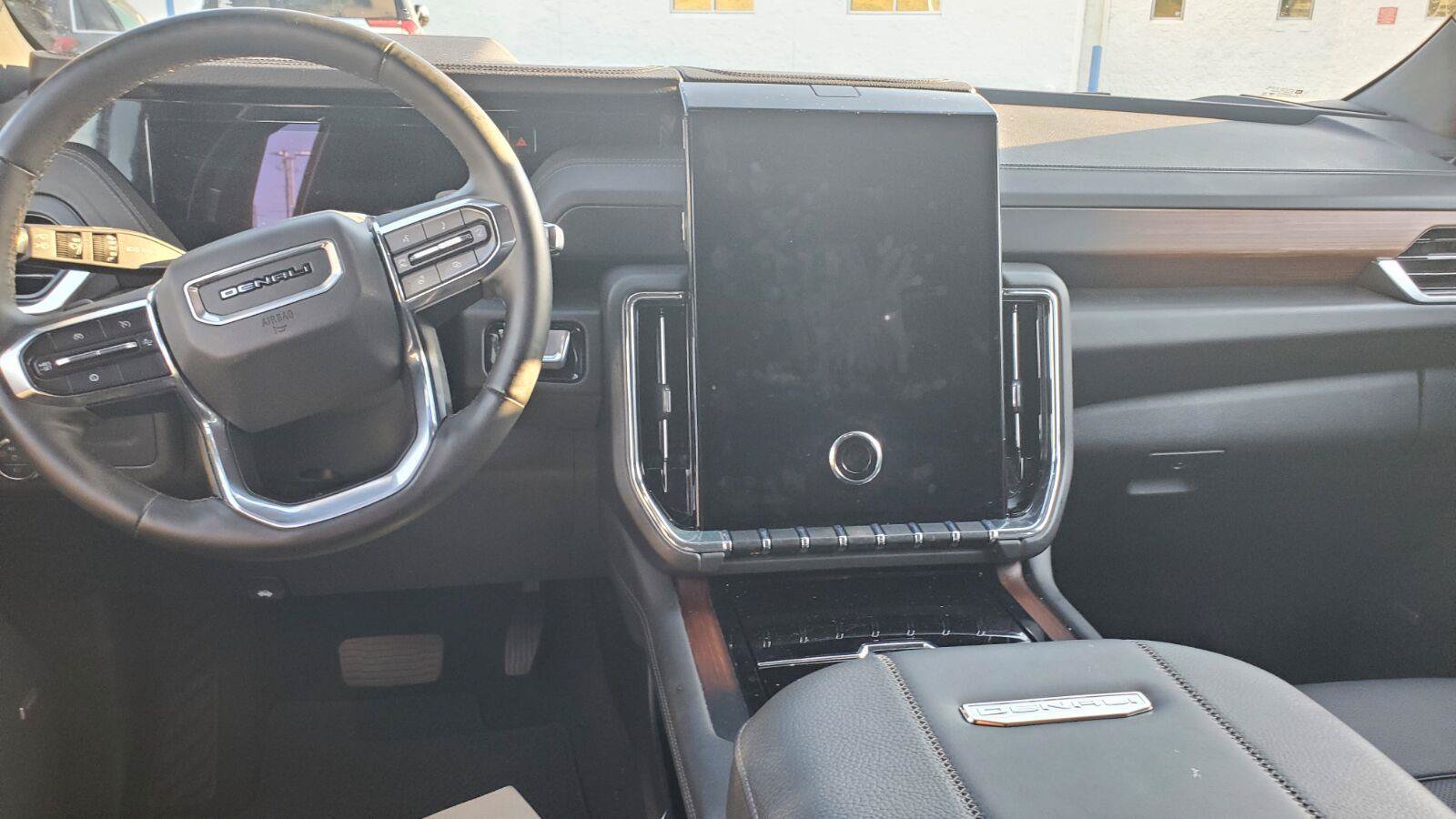 Used 2025 GMC Yukon Denali w/ Sun & Power Step Package AWD/4WD image 7