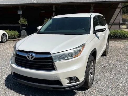 Used 2016 Toyota Highlander LE image 2