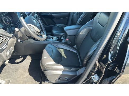Used 2021 Jeep Cherokee Latitude Plus AWD/4WD image 10