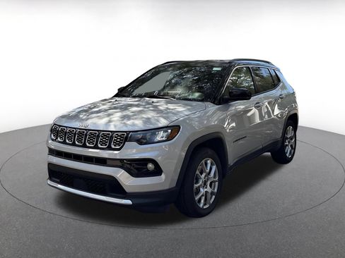 Used 2025 Jeep Compass Limited AWD/4WD image 3