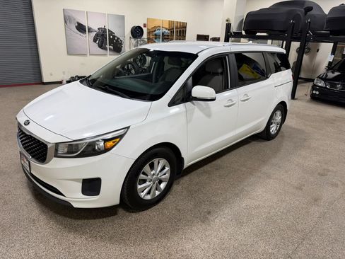 Used 2016 Kia Sedona LX FWD image 4