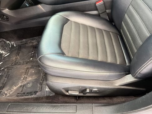 Used 2018 Ford Fusion SE w/ Equipment Group 201A FWD image 14