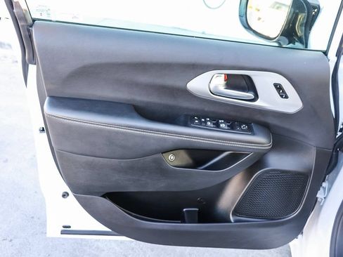 Used 2024 Chrysler Pacifica Limited FWD image 24
