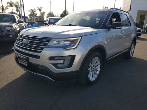Used 2016 Ford Explorer XLT image 2