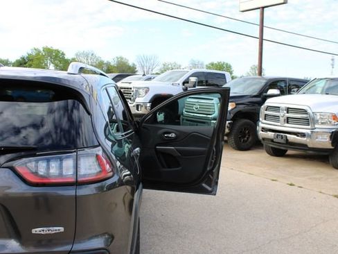 Used 2019 Jeep Cherokee Latitude Plus w/ Comfort/Convenience Group FWD image 39