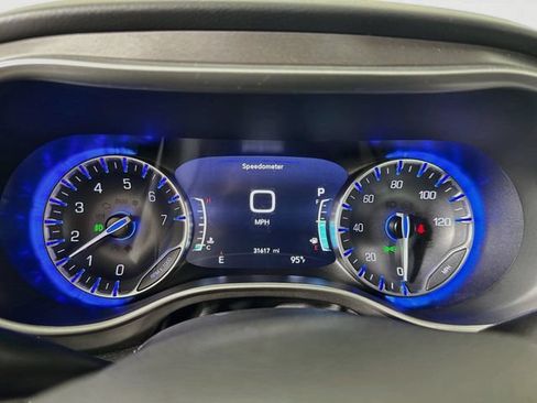 Used 2024 Chrysler Pacifica Touring-L FWD image 17