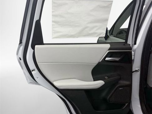 New 2025 Mitsubishi Outlander SE image 32