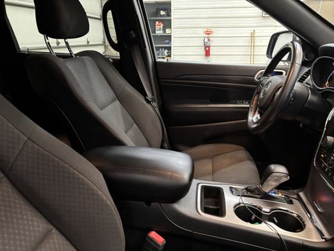 Used 2019 Jeep Grand Cherokee Laredo image 27