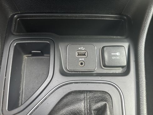 Used 2019 Jeep Cherokee Latitude w/ Cold Weather Group FWD image 18