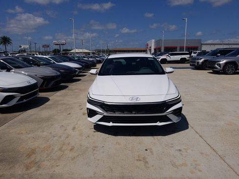 New 2026 Hyundai Elantra SE FWD image 2