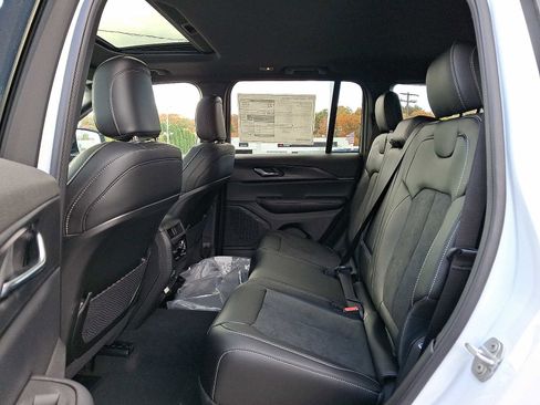 New 2025 Jeep Grand Cherokee Altitude image 6