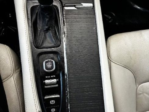 Used 2020 Volvo XC90 T5 Momentum w/ Protection Package Premier FWD image 24