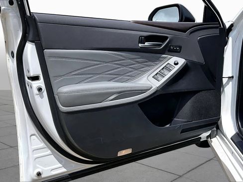 Used 2019 Toyota Avalon Limited FWD image 22