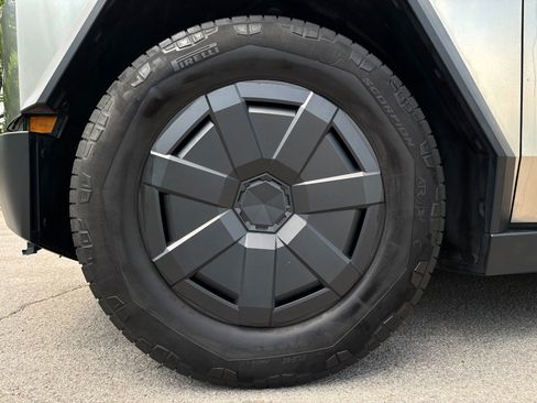 Used 2024 Tesla Cybertruck AWD Crew Cab image 38