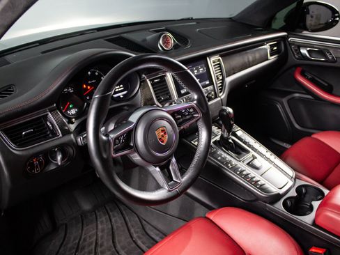 Used 2018 Porsche Macan Turbo AWD/4WD image 24