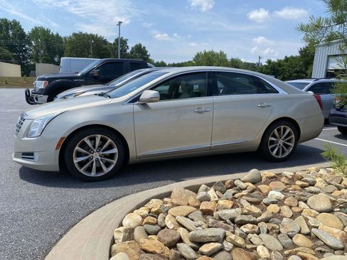 Used 2013 Cadillac XTS Luxury w/ Driver Awareness Package FWD image 4