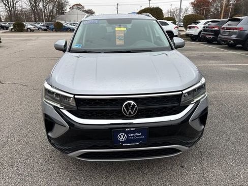 Certified 2022 Volkswagen Taos SE image 2