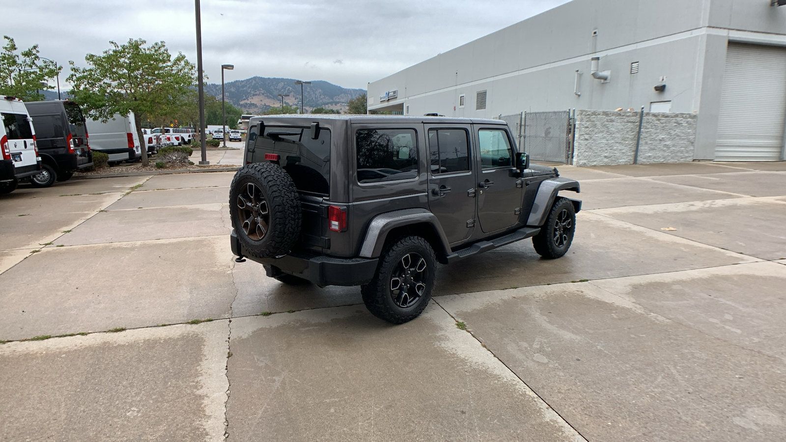 Used 2017 Jeep Wrangler Unlimited Sahara AWD/4WD image 4