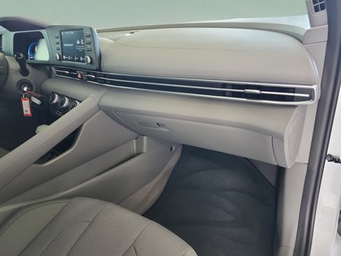 Used 2025 Hyundai Elantra SE FWD image 20