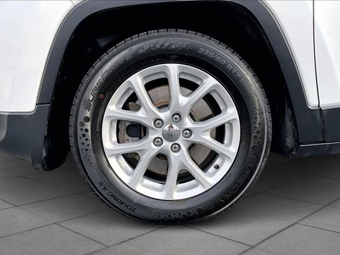 Used 2016 Jeep Cherokee Sport image 10