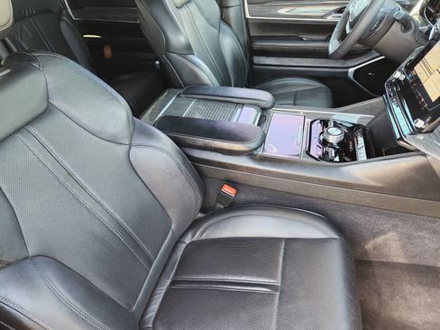 Used 2022 Jeep Wagoneer Series III w/ Premium Group I AWD/4WD image 12