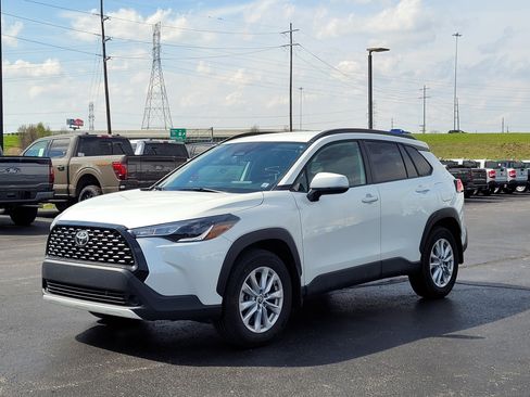 Used 2024 Toyota Corolla Cross LE image 8