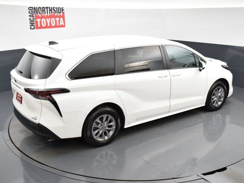 Used 2024 Toyota Sienna LE image 21