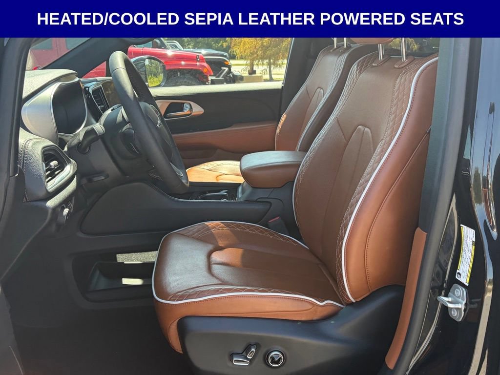 Used 2024 Chrysler Pacifica Pinnacle FWD image 5