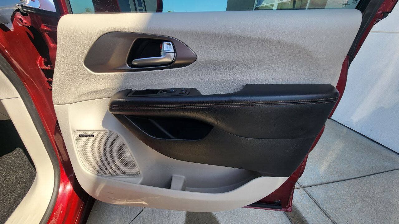 Used 2020 Chrysler Pacifica Touring-L Plus w/ Tire & Wheel Group FWD image 18