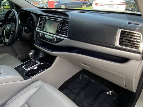 Certified 2018 Toyota Highlander XLE image 16