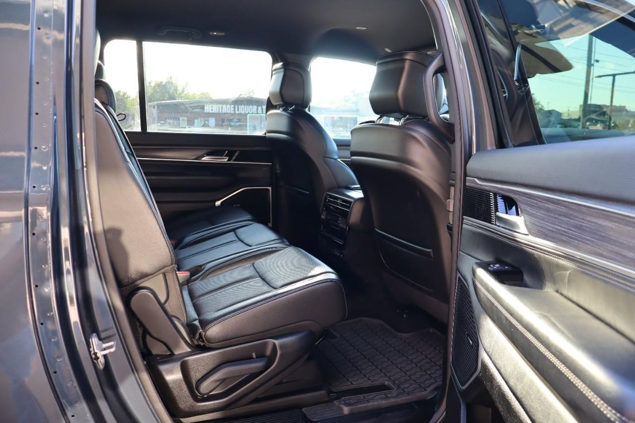 Used 2024 Jeep Wagoneer L Series II w/ Flexible Seating Group AWD/4WD image 39