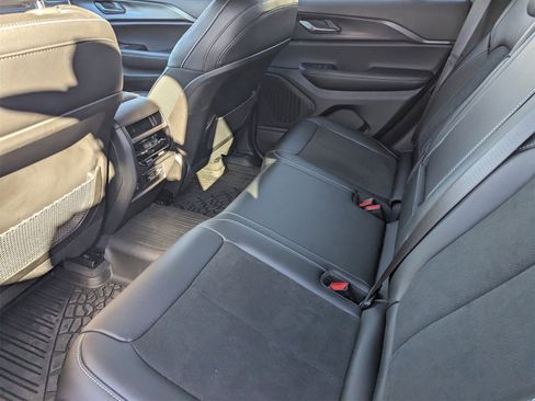 Used 2025 Jeep Grand Cherokee Altitude image 7