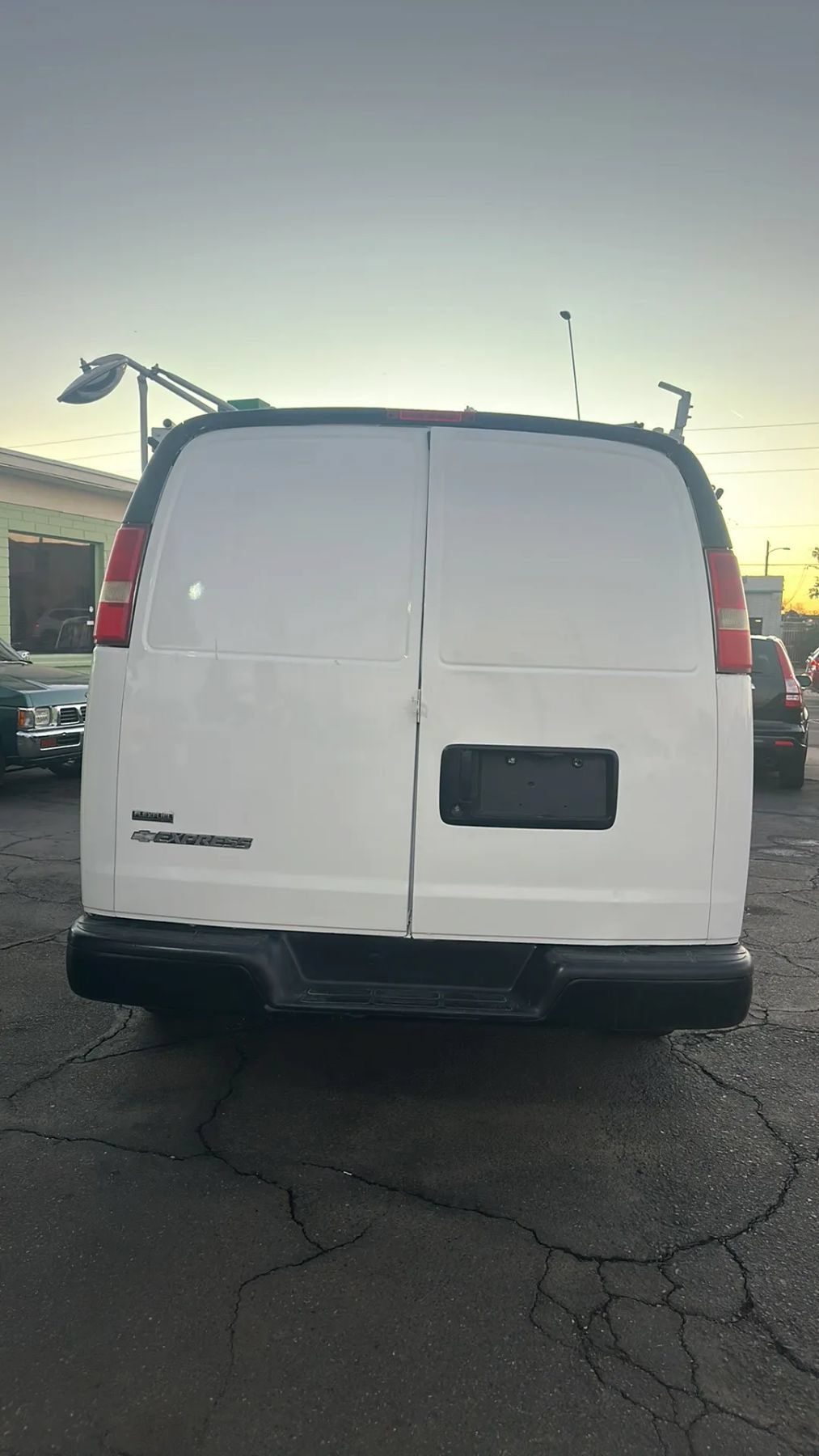 Used 2010 Chevrolet Express 2500 RWD image 9