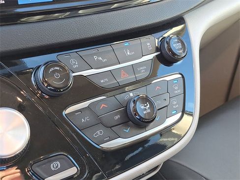 Used 2024 Chrysler Pacifica Touring-L image 15