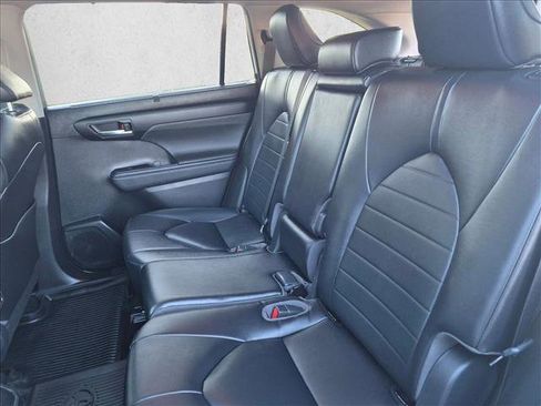 Used 2023 Toyota Highlander XLE FWD image 18