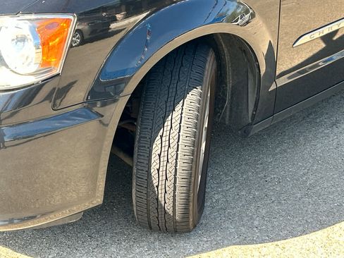 Used 2015 Chrysler Town & Country Touring FWD image 41