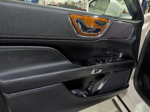 Used 2017 Lincoln Continental Select AWD/4WD image 12